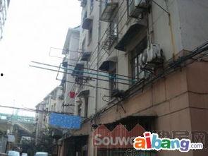 小区门口情侣吃瓜,甜蜜瞬间引邻里羡慕