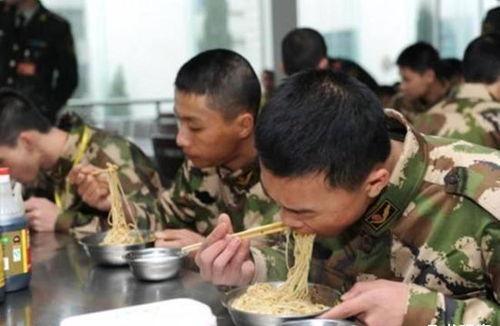 新兵老兵吃瓜,军营里的麻辣烫故事